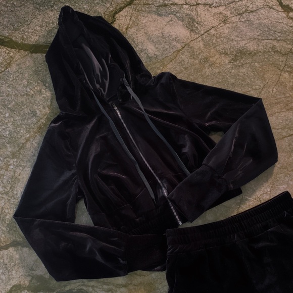 mariposa | velvet two piece short set - Picture 3 of 8